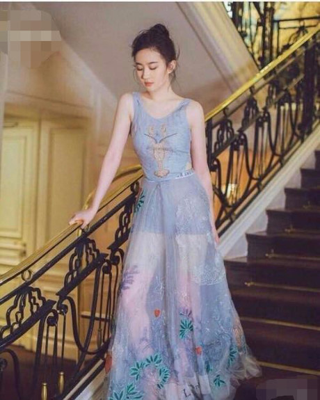 Lưu Diệc Phi và Triệu Lệ Dĩnh liên tục mặc đụng váy áo - Ảnh 10 Luu Diec Phi va Trieu Le Dinh lien tuc mac dung vay ao - Anh 10