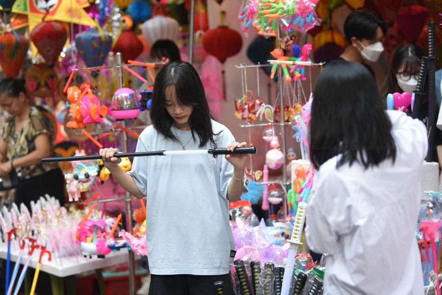 Các loại súng nhựa, mặt nạ kinh dị, kiếm, đao đang được bày bán tràn lan tại phố Hàng Mã.