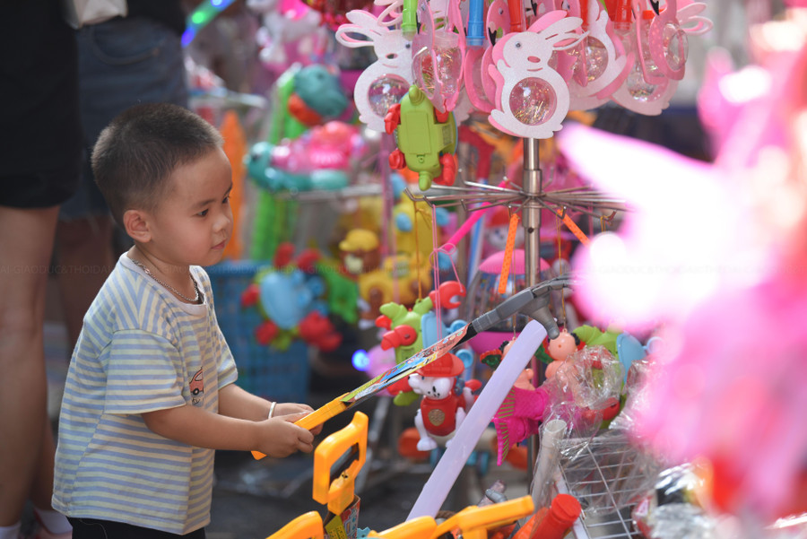 Cụ thể, với những loại mặt nạ nhựa, bờm, đội đầu có giá từ 15.000 - 20.000 đồng; dao, kiếm có giá từ 40.000 - 100.000 đồng/cái tuỳ từng loại. Những loại đèn phát sáng chạy bằng pin, bờm tai thỏ, bờm công chúa hoặc những loại xe kéo phát sáng có giá từ 30.000 đến 80.000 đồng tùy loại.