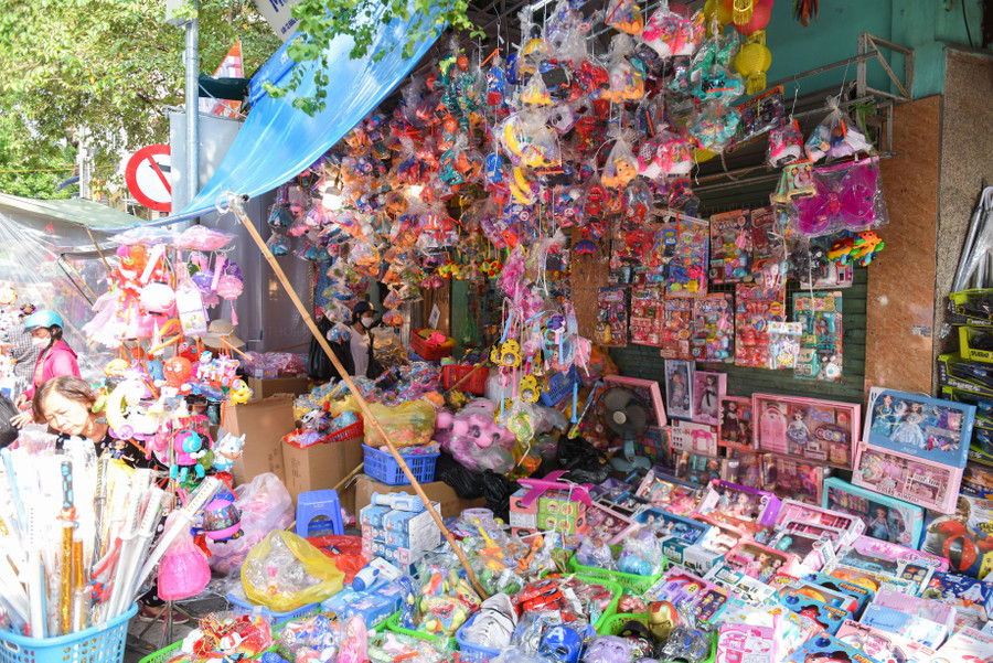 Nhiều cửa hàng bán đồ chơi trên phố Hàng Mã ( Hà Nội) bày bán phần lớn là các mặt hàng đồ chơi có nhãn hiệu từ Trung Quốc.