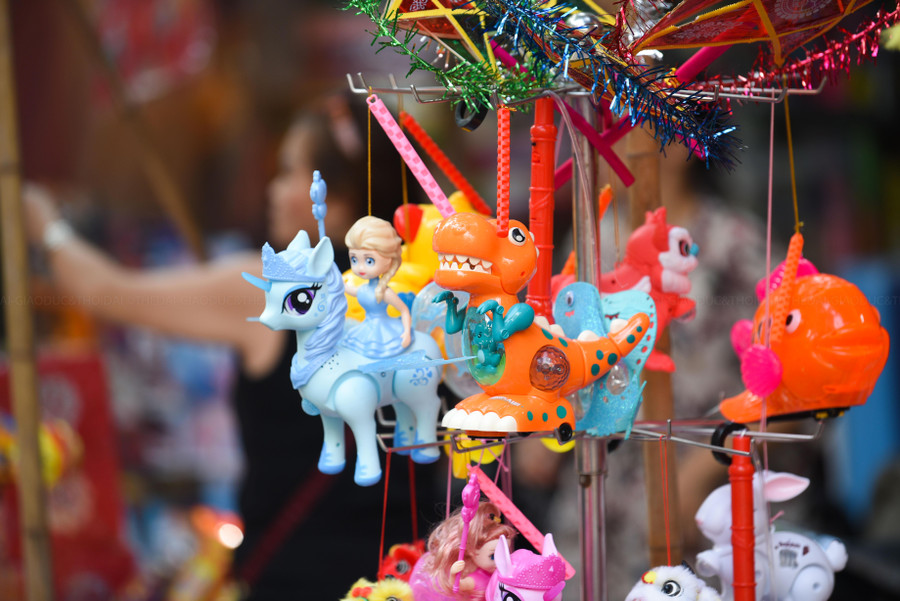 Đa phần các món đồ chơi với màu sắc nổi bật và đẹp mắt dễ dàng thu hút sự chú ý của trẻ nhỏ.