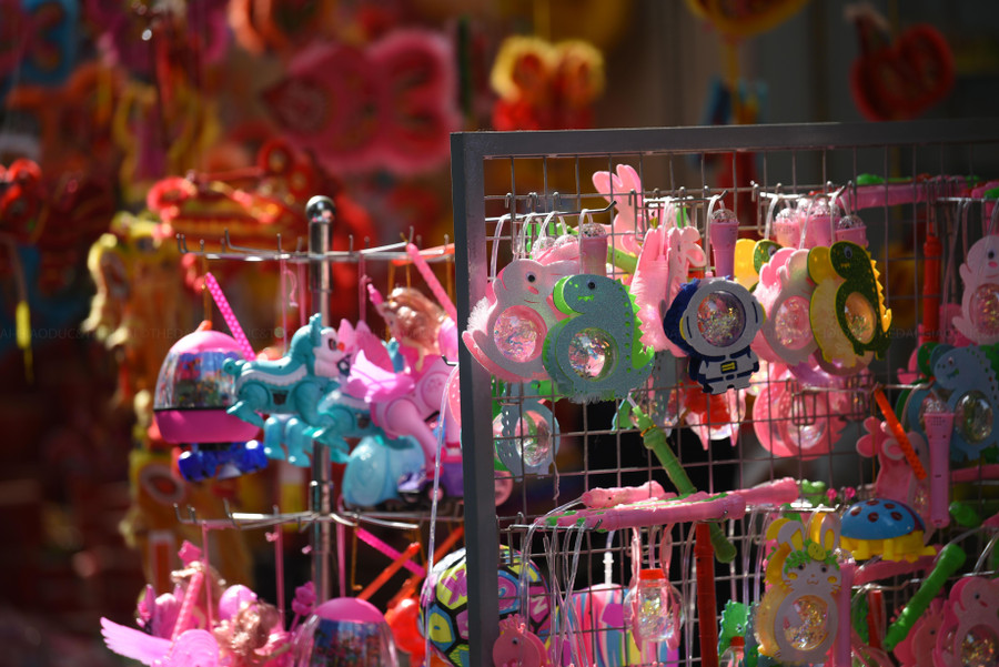 Anh Hoàng Cao Duy (Tân Mai, Hà Nội) cho biết, anh cho con gái lên phố mua đồ chơi Trung thu nhưng khó tìm thấy đồ chơi nào đúng tính chất truyền thống.