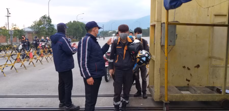 Kiểm tra nghiêm ngặt thân nhiệt người lao động được tiến hành thường xuyên, ngay từ cổng vào nhà máy