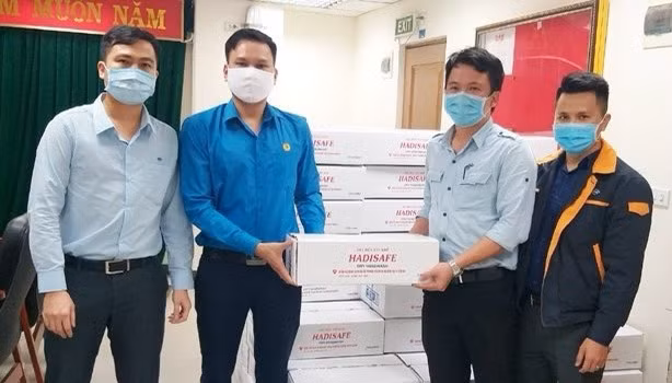 Công đoàn Formosa Hà Tĩnh trao tặng nước rửa tay khô kháng khuẩn cho đoàn viên