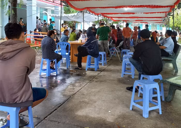 Người dân huyện Thuận Bắc tiêm vắc-xin phòng ngừa Covid-19.