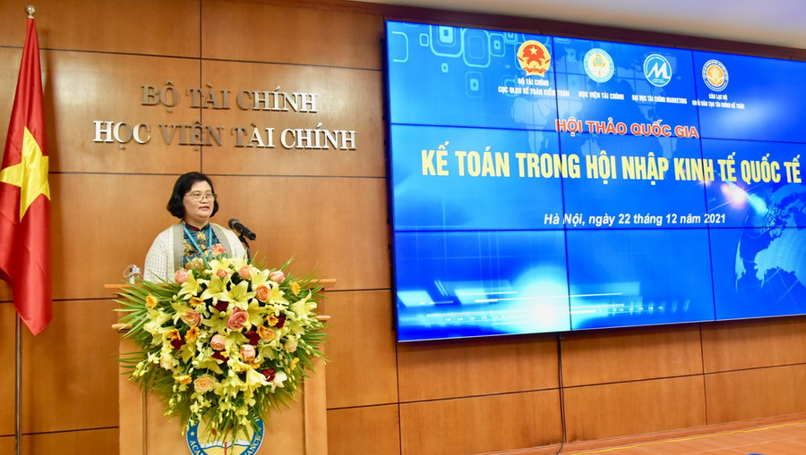 PGS. TS Trương Thị Thuỷ phát biểu tại hội thảo PGS. TS Trương Thị Thuỷ phát biểu tại hội thảo