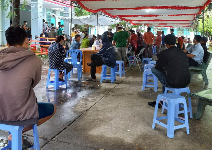 Người dân huyện Thuận Bắc tiêm vắc-xin phòng ngừa Covid-19.