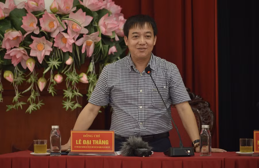 Đại biểu trả lời những câu hỏi trực tiếp của báo chí.