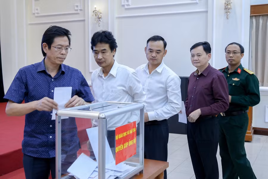 Cán bộ công chức, viên chức ngành Giáo dục chung tay, góp sức cùng đồng bào miền Trung.