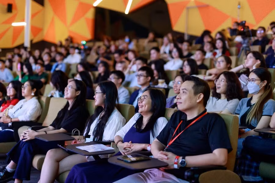 Khán giả lắng nghe những câu chuyện truyền cảm hứng tại TEDxBUV 2022.