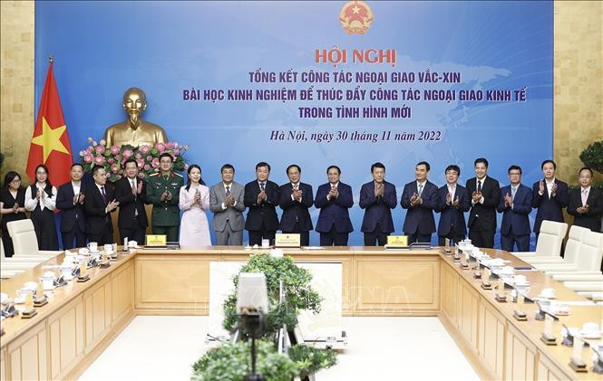 Thủ tướng Phạm Minh Chính và các tập thể, cá nhân có thành tích xuất sắc trong triển khai công tác ngoại giao Vaccine. Ảnh: Dương Giang/TTXVN.