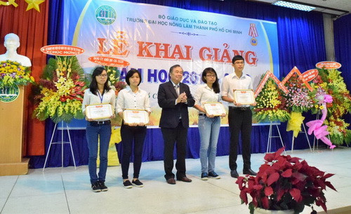 PGS.TS Nguyễn Hay-Hiệu trưởng trường ĐH Nông Lâm trao học bổng cho 4 sinh viên thủ khoa 