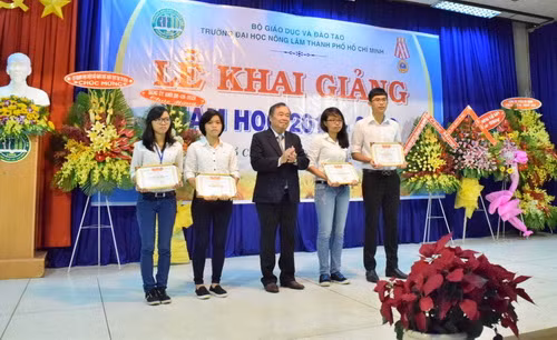 PGS.TS Nguyễn Hay-Hiệu trưởng trường ĐH Nông Lâm trao học bổng cho 4 sinh viên thủ khoa 