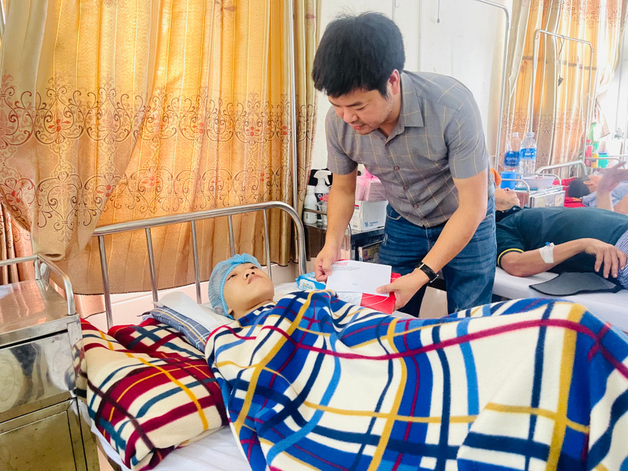 Ông Nguyễn Văn Dũng - Trưởng đại diện Văn phòng Báo GD&TĐ khu vực Bắc Trung bộ hỏi thăm và động viên em Núi. Ông Nguyễn Văn Dũng - Trưởng đại diện Văn phòng Báo GD&TĐ khu vực Bắc Trung bộ hỏi thăm và động viên em Núi.