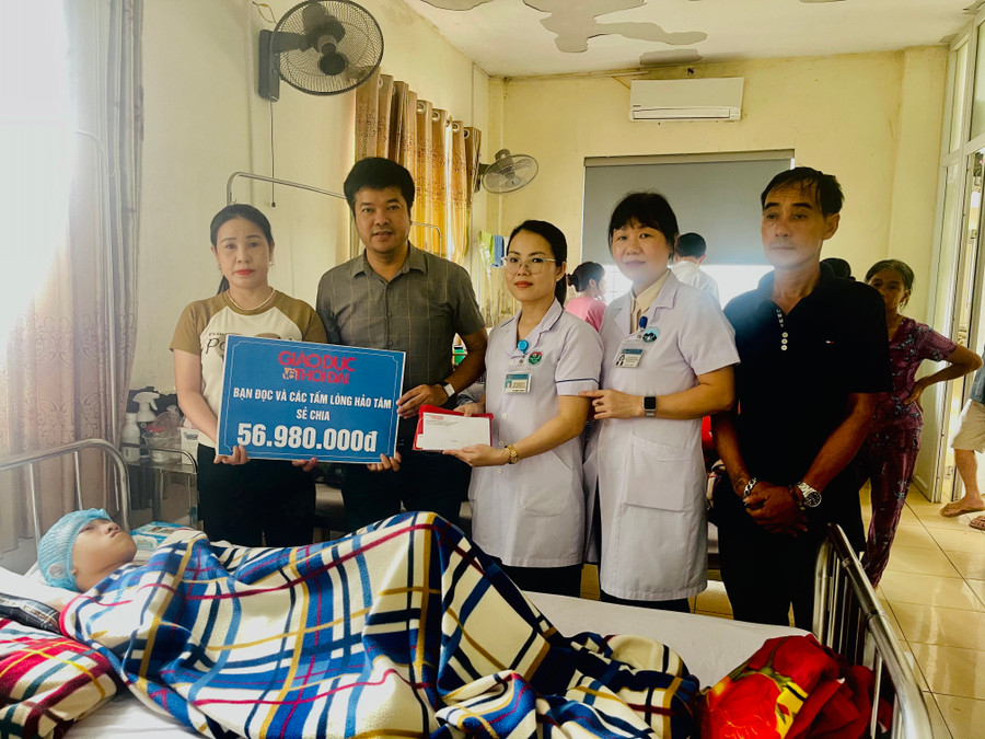 Đại diện Báo GD&TĐ trao số tiền 56.980.000 đồng do bạn đọc hỗ trợ đến gia đình em Trần Đình Núi. Đại diện Báo GD&TĐ trao số tiền 56.980.000 đồng do bạn đọc hỗ trợ đến gia đình em Trần Đình Núi.
