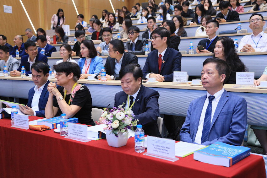 Các đại biểu trong và ngoài nước tham dự hội thảo.