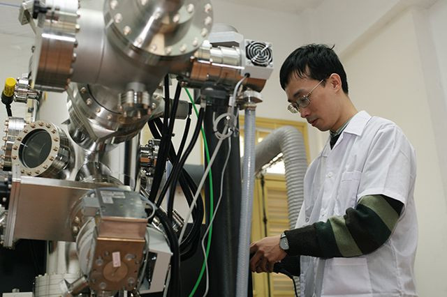 Bên trong một phòng thí nghiệm hiện đại Bên trong một phòng thí nghiệm hiện đại