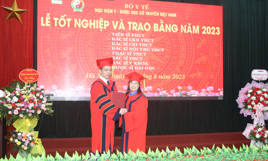 PGS.TS Nguyễn Quốc Huy – Giám đốc Học viện Y dược học cổ truyền Việt Nam trao bằng tốt nghiệp cho các tân tiến sĩ, thạc sĩ, bác sĩ chuyên khoa II, chuyên khoa I, bác sĩ nội trú, bác sĩ và dược sĩ. PGS.TS Nguyễn Quốc Huy – Giám đốc Học viện Y dược học cổ truyền Việt Nam trao bằng tốt nghiệp cho các tân tiến sĩ, thạc sĩ, bác sĩ chuyên khoa II, chuyên khoa I, bác sĩ nội trú, bác sĩ và dược sĩ.