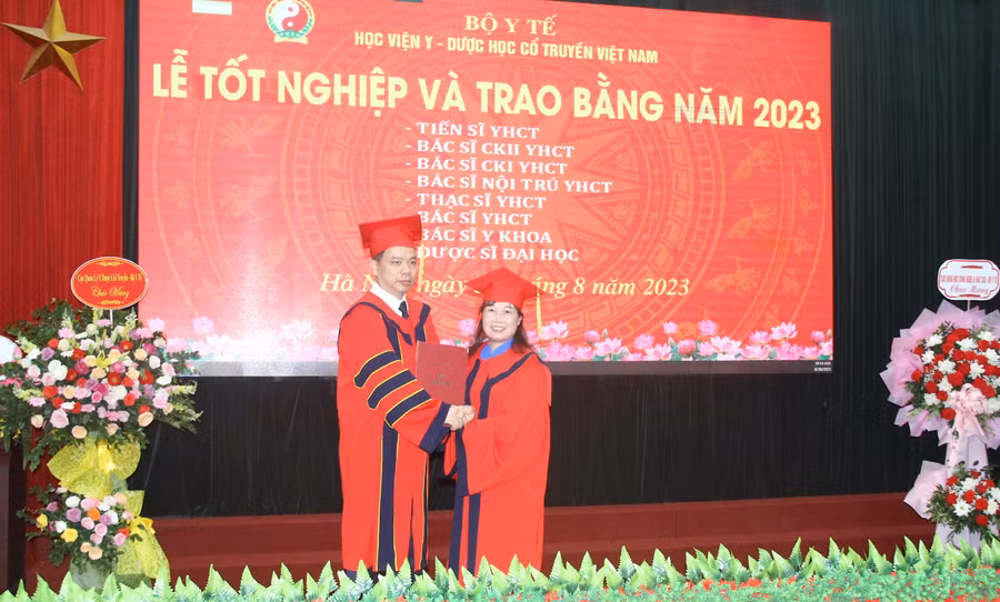 PGS.TS Nguyễn Quốc Huy – Giám đốc Học viện Y dược học cổ truyền Việt Nam trao bằng tốt nghiệp cho các tân tiến sĩ, thạc sĩ, bác sĩ chuyên khoa II, chuyên khoa I, bác sĩ nội trú, bác sĩ và dược sĩ.