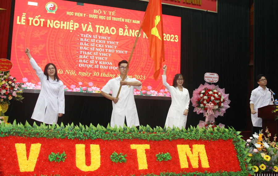Đại diện các tân tiến sĩ, thạc sĩ, bác sĩ chuyên khoa II, chuyên khoa I, bác sĩ nội trú, bác sĩ và dược sĩ tuyên thệ trong buổi lễ Đại diện các tân tiến sĩ, thạc sĩ, bác sĩ chuyên khoa II, chuyên khoa I, bác sĩ nội trú, bác sĩ và dược sĩ tuyên thệ trong buổi lễ
