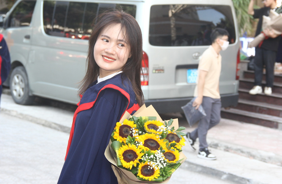 Nụ cười "tỏa nắng" của tân bác sĩ. Nụ cười "tỏa nắng" của tân bác sĩ.