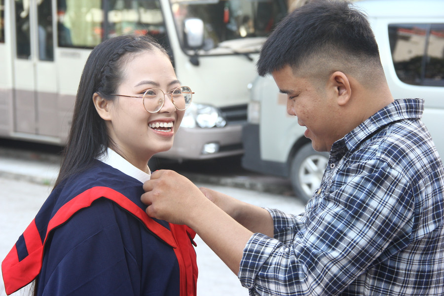 Hạnh phúc khi cùng người thân chuẩn bị lễ phục để nhận bằng tốt nghiệp. Hạnh phúc khi cùng người thân chuẩn bị lễ phục để nhận bằng tốt nghiệp.