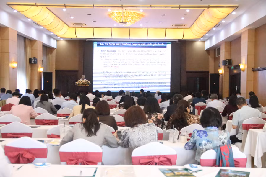 Nguyên Phó chánh thanh tra Bộ GD&amp;ĐT Phạm Ngọc Trúc trả lời thắc mắc của các thành viên tham dự hội nghị.