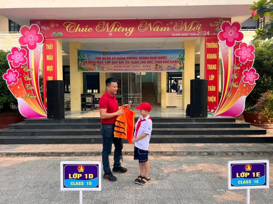 Đại diện Dự án bơi an toàn Swim for life truyền đạt kiến thức phòng, chống đuối nước cho học sinh. Đại diện Dự án bơi an toàn Swim for life truyền đạt kiến thức phòng, chống đuối nước cho học sinh.
