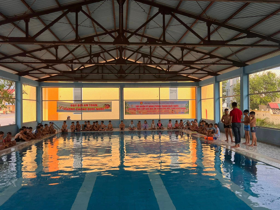 Lớp học bơi an toàn cho học sinh khó khăn do Trường Tiểu học Lộc Ninh tổ chức. Lớp học bơi an toàn cho học sinh khó khăn do Trường Tiểu học Lộc Ninh tổ chức.