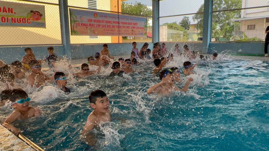 Kiến thức và kỹ năng phòng, chống đuối nước cần được phổ biến sâu rộng cho học sinh cả nước. Kiến thức và kỹ năng phòng, chống đuối nước cần được phổ biến sâu rộng cho học sinh cả nước.