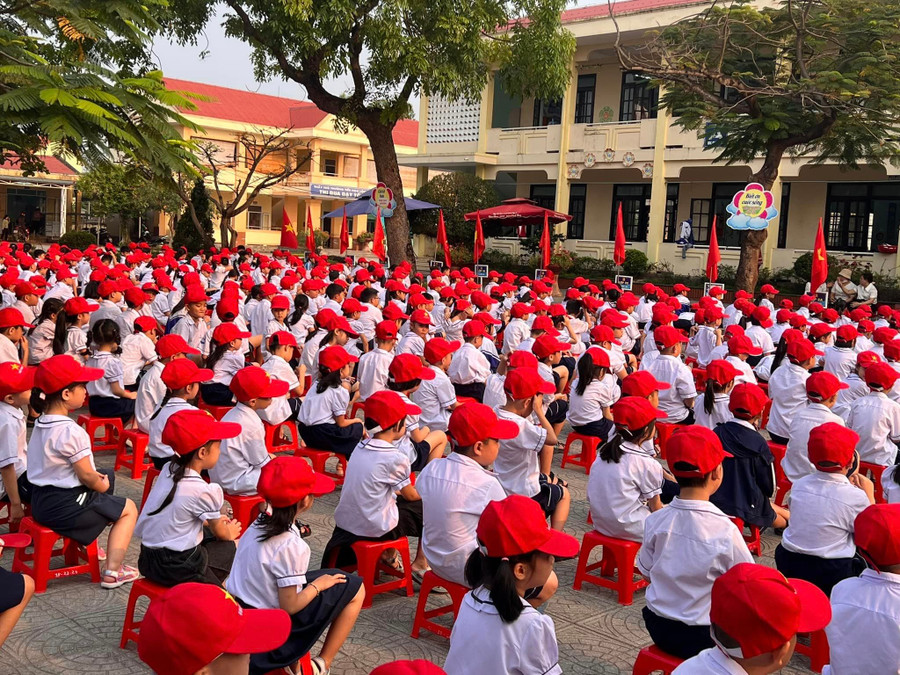 Học sinh Trường Tiểu học Lộc Ninh hào hứng với nội dung chương trình tập huấn. Học sinh Trường Tiểu học Lộc Ninh hào hứng với nội dung chương trình tập huấn.