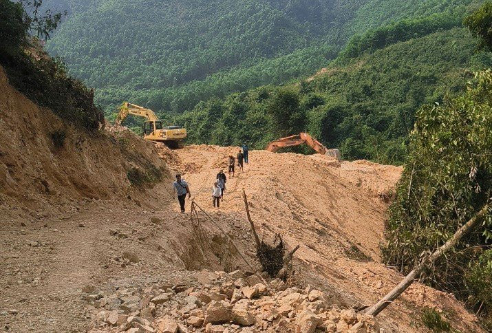 Lực lượng chức năng phát hiện đơn vị thi công xâm phạm rừng tự nhiên. Lực lượng chức năng phát hiện đơn vị thi công xâm phạm rừng tự nhiên.