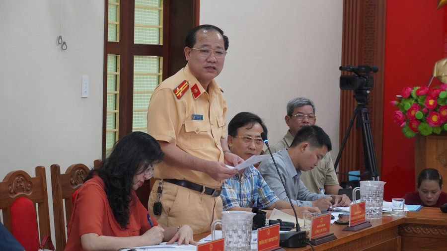 Thượng tá Hoàng Văn Trung, Trưởng Phòng CSGT Công an tỉnh Quảng Trị nói, việc phân luồng có phần vội vàng, mang tính cưỡng chế.