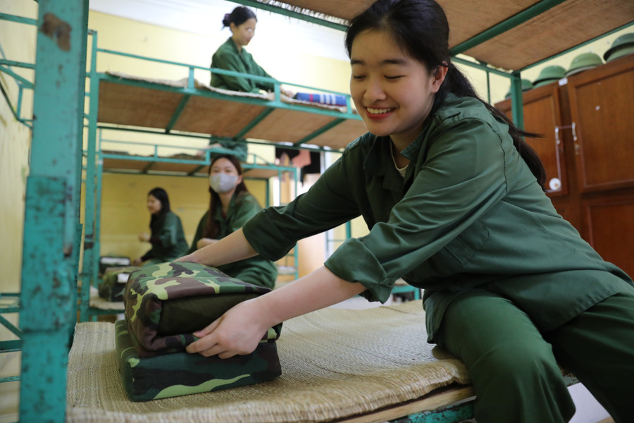 Gấp chăn màn đúng quy định là công việc đầu tiên của sinh viên để làm quen với môi trường trong quân đội.