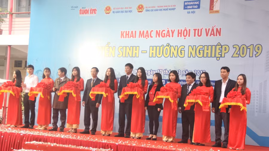 Cắt băng khai mạc Ngày hội tư vấn tuyển sinh, hướng nghiệp năm 2019