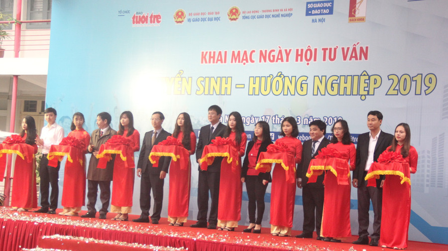 Cắt băng khai mạc Ngày hội tư vấn tuyển sinh, hướng nghiệp năm 2019 Cắt băng khai mạc Ngày hội tư vấn tuyển sinh, hướng nghiệp năm 2019