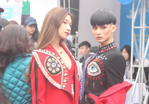 Trình diễn thời trang "độc và lạ" cũng là cách để thu hút khác trong Ngày hội tư vấn tuyển sinh