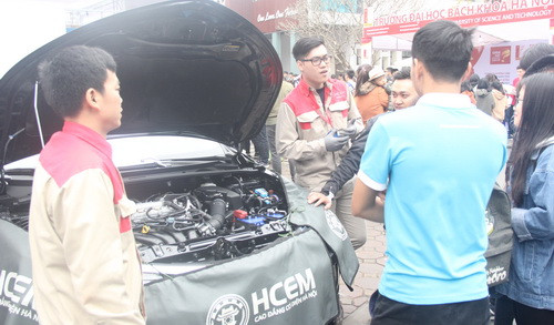 Đáng chú ý, có trường nghề còn mang cả ô tô đến để học sinh có thể hình dung được mình sẽ học gì, làm gì sau này