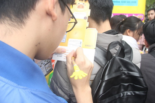 Nhờ lưng bạn để ghi lại thông tin tuyển sinh