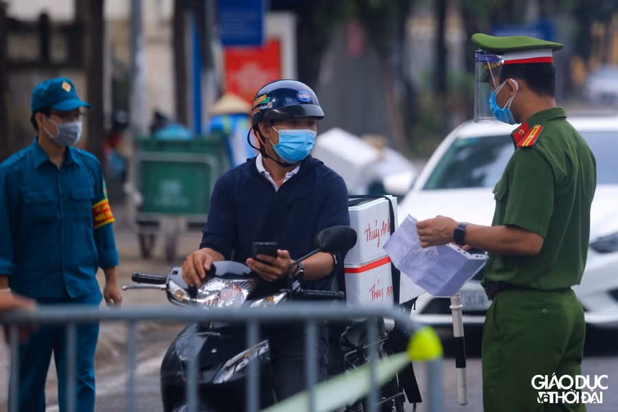 Bắt đầu từ trưa nay, nhiều chốt sẽ kiểm soát chặt chẽ cả lịch trực, văn bản phân công nhiệm vụ của mỗi người.
