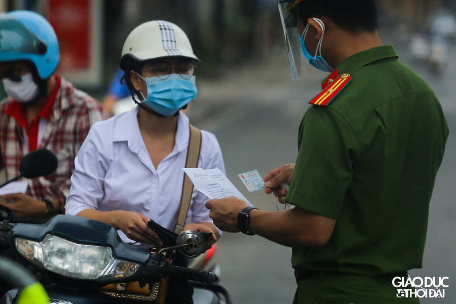 Theo UBND TP, cơ bản các cơ quan, tổ chức, cá nhân đã thực hiện tốt nhưng vẫn có nhiều trường hợp cấp và sử dụng giấy đi đường không đúng mục đích, không đúng đối tượng. Từ hôm nay, người đi đường phải xuất trình thêm lịch trực, lịch làm việc, văn bản phân công nhiệm vụ của cơ quan, đơn vị ngoài căn cước công dân kèm theo giấy đi đường theo mẫu.