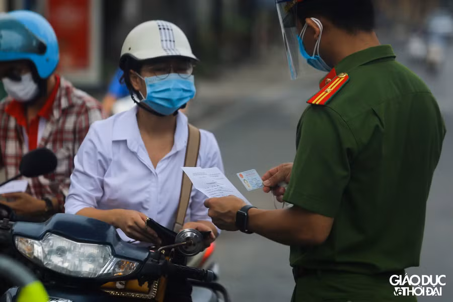 Theo UBND TP, cơ bản các cơ quan, tổ chức, cá nhân đã thực hiện tốt nhưng vẫn có nhiều trường hợp cấp và sử dụng giấy đi đường không đúng mục đích, không đúng đối tượng. Từ hôm nay, người đi đường phải xuất trình thêm lịch trực, lịch làm việc, văn bản phân công nhiệm vụ của cơ quan, đơn vị ngoài căn cước công dân kèm theo giấy đi đường theo mẫu.