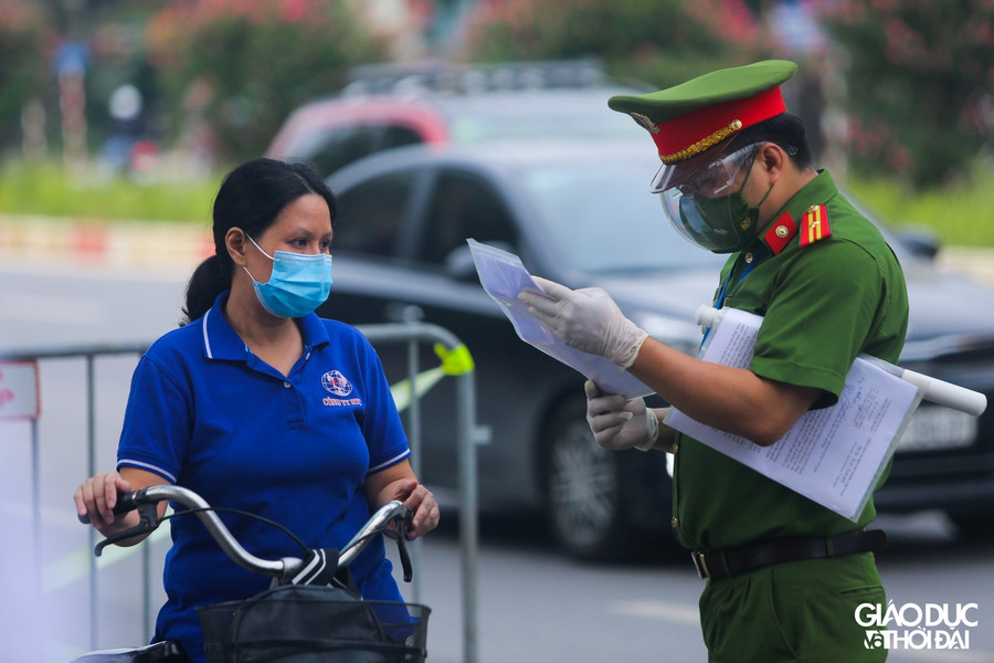 Cũng trong sáng nay tại nhiều điểm chốt, những người không chứng minh được công việc được phân công, lịch trực sẽ được mời quay đầu xe về nhà mặc dù có giấy đi đường và giấy tờ tùy thân.