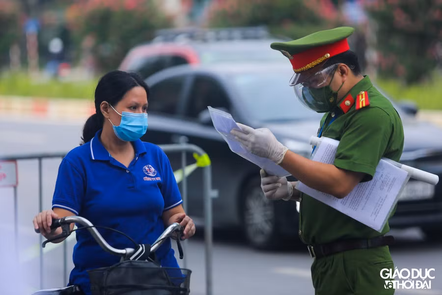 Cũng trong sáng nay tại nhiều điểm chốt, những người không chứng minh được công việc được phân công, lịch trực sẽ được mời quay đầu xe về nhà mặc dù có giấy đi đường và giấy tờ tùy thân.