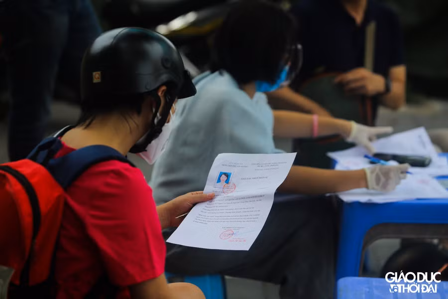 Tại 1 số điểm chốt, nhiều người dân vẫn bị xử phạt do xuất trình giấy đi đường không đúng quy định của thành phố đưa ra.