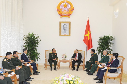 Thủ tướng Nguyễn Xuân Phúc tiếp thân mật Thượng tướng Chansamone Channhalat Thủ tướng Nguyễn Xuân Phúc tiếp thân mật Thượng tướng Chansamone Channhalat