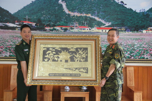 Thiếu tướng, TS.NGND Nguyễn Thiện Minh (bên phải) tặng bức tranh Khuê Văn Các cho Đồn biên phòng Lũng Cú Thiếu tướng, TS.NGND Nguyễn Thiện Minh (bên phải) tặng bức tranh Khuê Văn Các cho Đồn biên phòng Lũng Cú