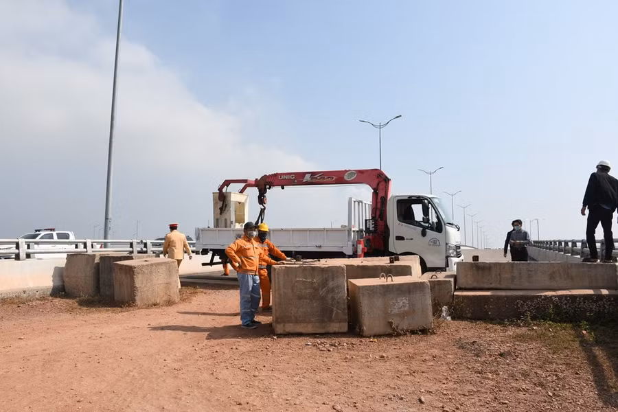 Cơ quan chức năng đã tiến hành rào chắn lại con đường các đối tượng dùng để né chốt kiểm soát dịch bệnh.