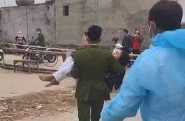 Nữ cán bộ y tế Tống Thị Loan ngất xỉu vì làm việc với cường độ.