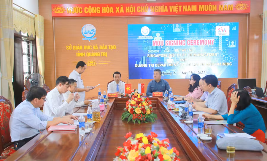 Đại diện 2 bên giới thiệu về các hoạt động giáo dục.